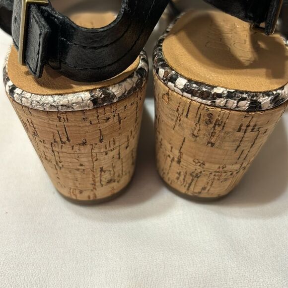 Dakota Chase size 6.5 open so platform wedge sandal.  Worn once inside only - Picture 7 of 9